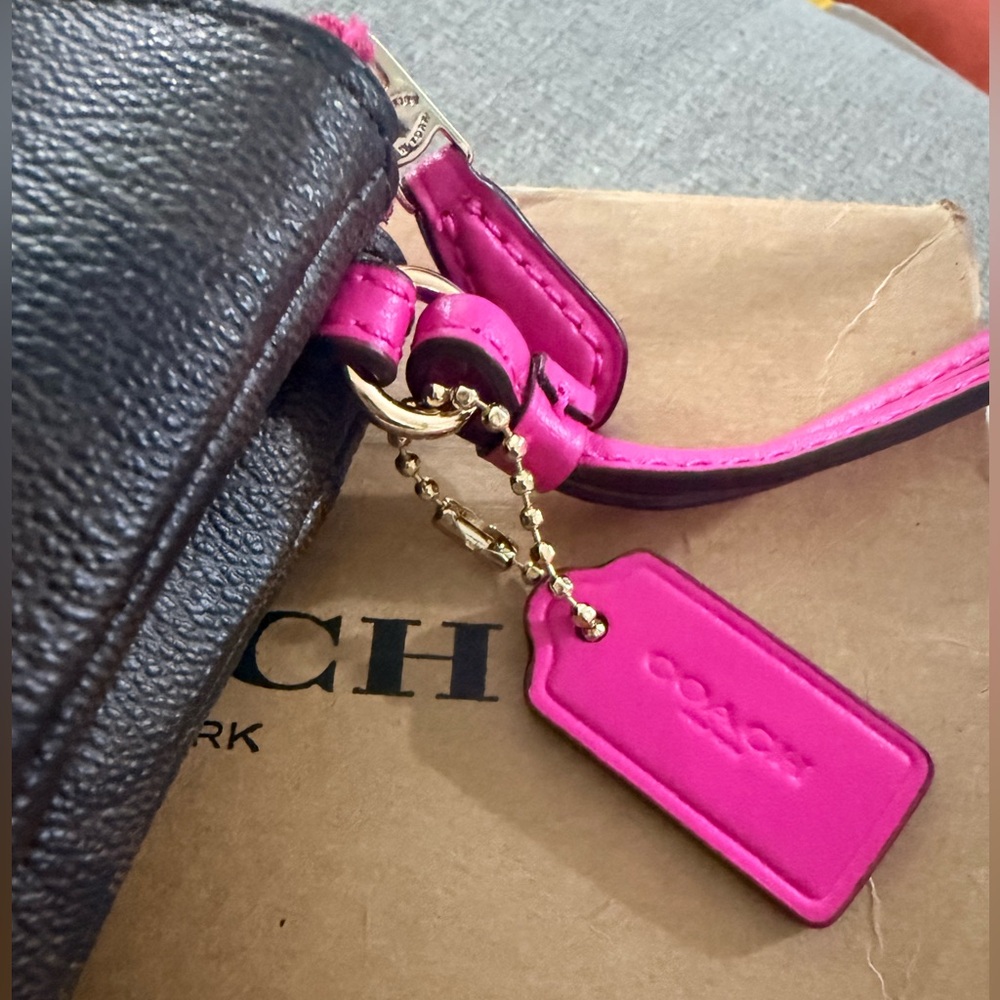 NEW COACH DOUBLE CORNER ZIP WRISTLET IN SIGNATURE
CANVAS. - Picture 8 of 8